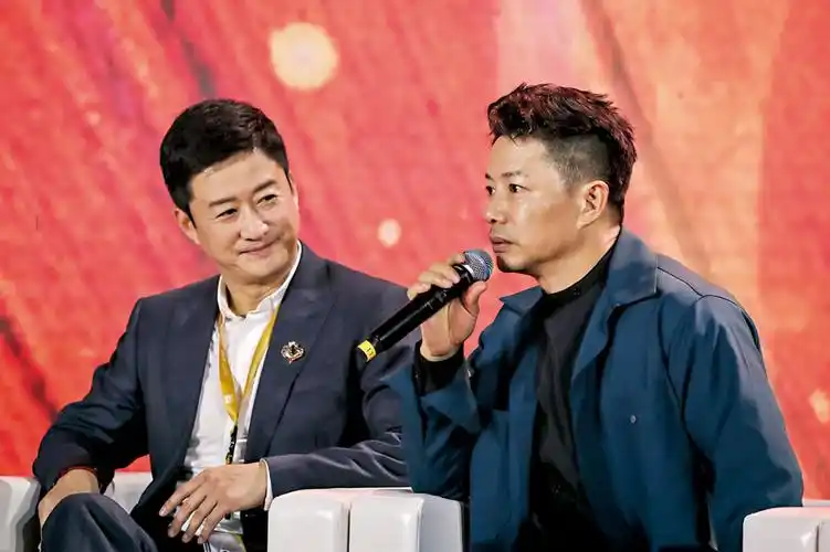 吳京(左)和段奕宏在金雞電影節論壇上對話.