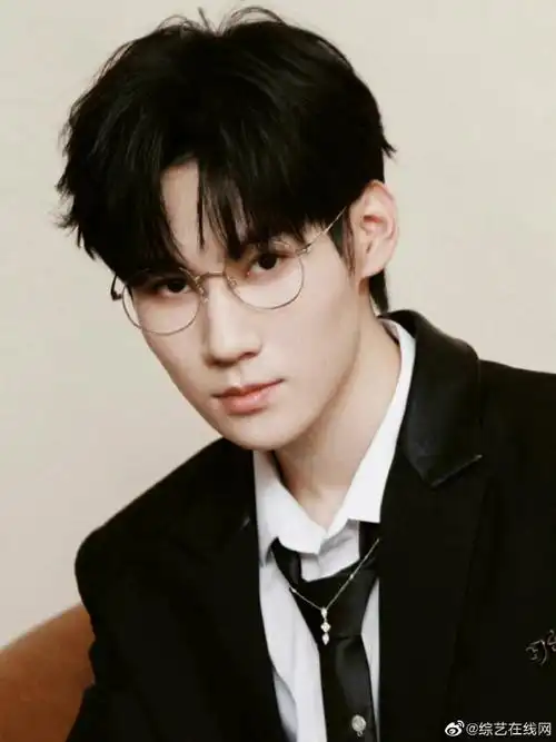 张真源黑色西装金丝眼镜造型#咱就是说这身黑色西装也太有魅力了,霸气