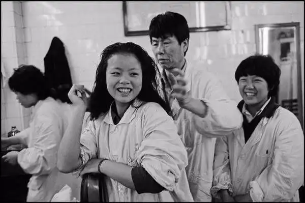 外国记者拍摄的上世纪八十年代的理发店,女人在烫头发