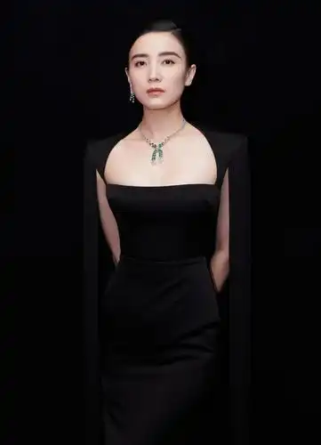 宋佳出席某品牌活动 绿色丝质礼服裙尽显优雅性感之美