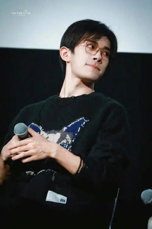 易烊千玺戴墨镜真的太帅了,让人移不开眼睛!@tfboys-易烊千玺