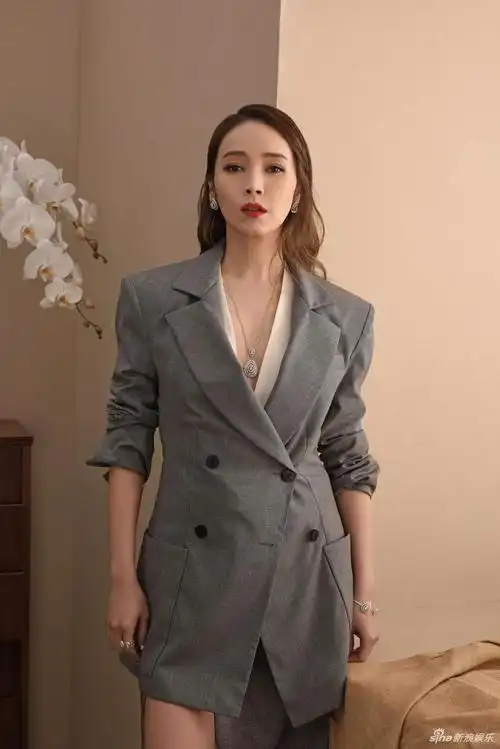 新浪娱乐讯 近日侯佩岑为杂志拍摄一组写真大片曝光,性感出镜迷人