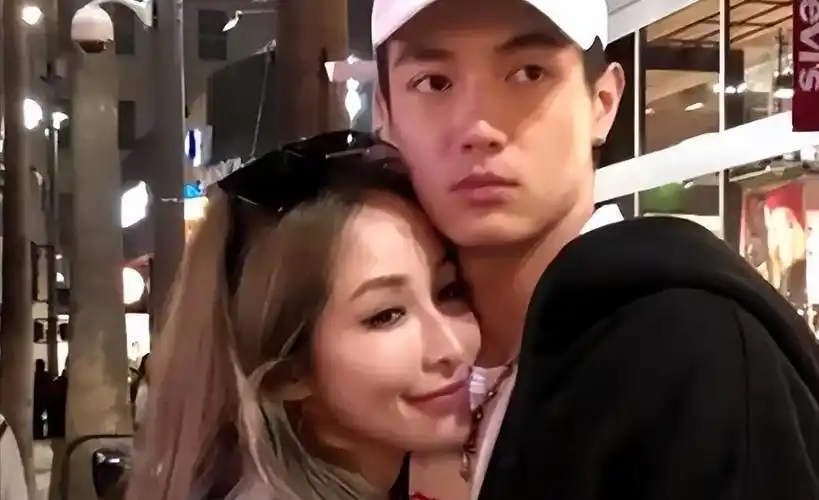 交往15任小鲜肉44岁萧亚轩现在看起来又老又虚脱相到认不出