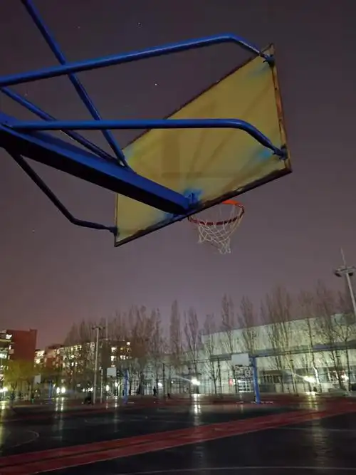 夜晚的篮球场格外迷人