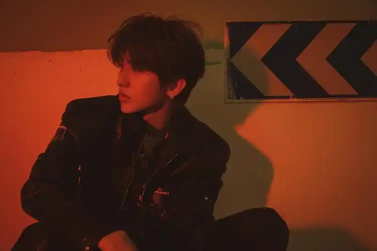 蔡徐坤这造型很野,好奇今晚抖音奇妙夜版的情人了