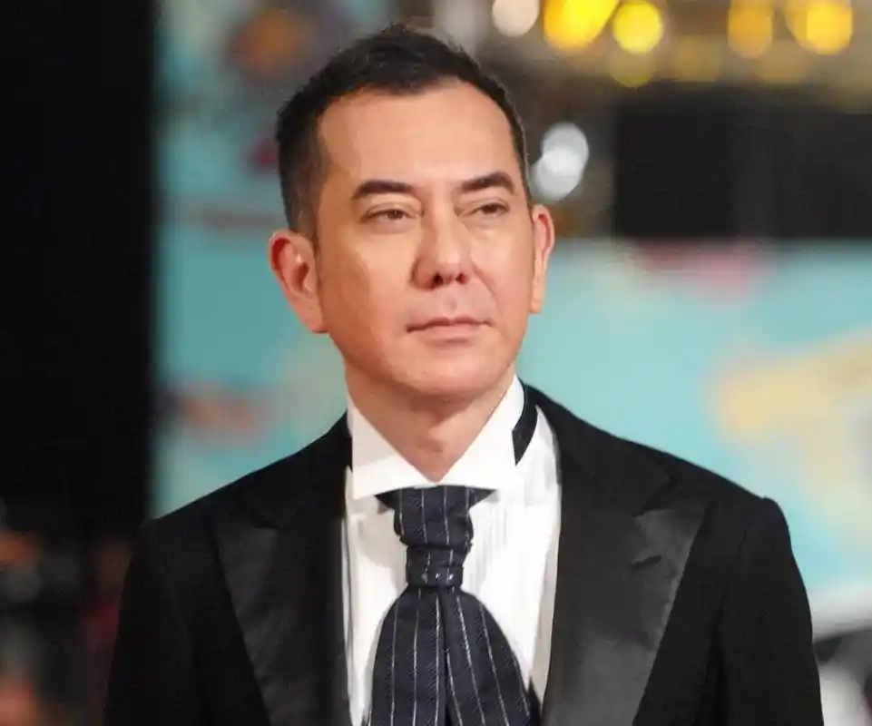 泪奔!寻父50年,黄秋生终与英国兄弟团聚