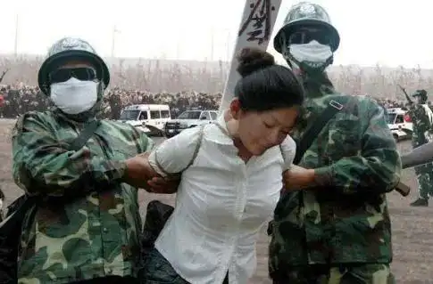 2002年4月27日上午,市中级人民法院在汝州等地同时召开宣判大会,依法