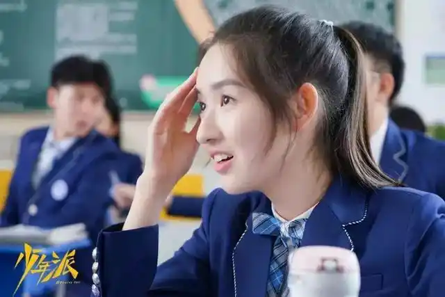 毕竟在以成绩论英雄的精英中学,邓小琪唯一拿得出手的就是跳舞,本想