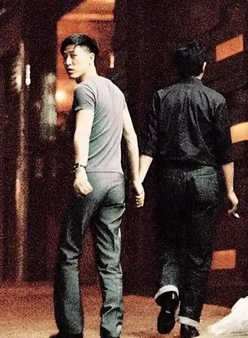 回顾21年过去了,那个要为张国荣终身不娶的唐鹤德,如今怎样了?