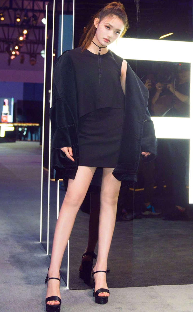 娱乐圈逆天长腿穿高跟鞋最美的女星,杨幂优雅刘亦菲大气