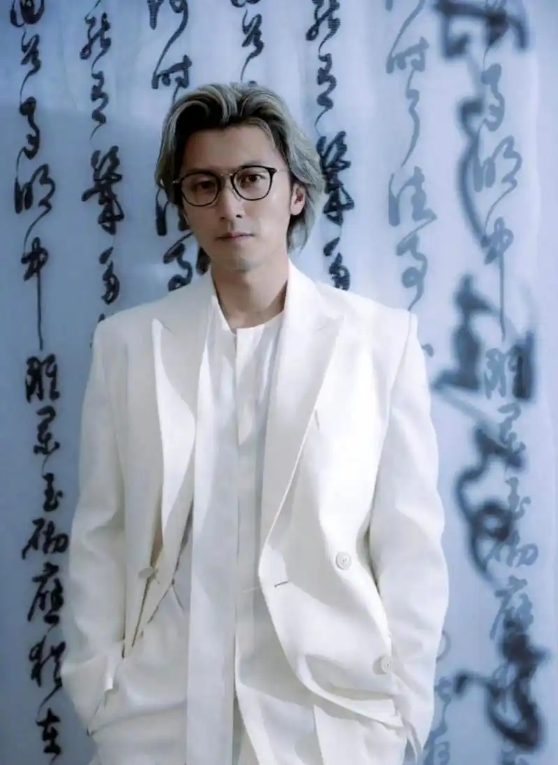 一身白色西装,更是让谢霆锋变得更加年轻,又酷又飒的感觉.