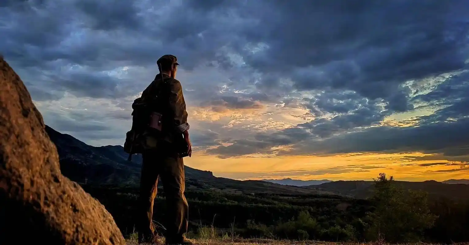 【罗晋晒夕阳背影致敬最可爱的人】罗晋又一部新剧《侦察英雄》杀青