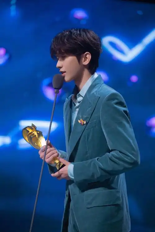 蔡徐坤蓝色绒面西装帅气写真