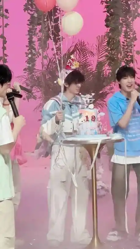 十八岁生日快乐,tf家族三代一起为左航庆生现场!