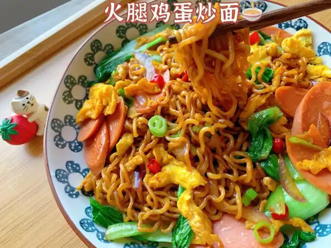100种面条做法10火腿鸡蛋炒面