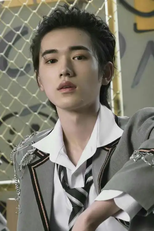 宋亚轩无刘海造型