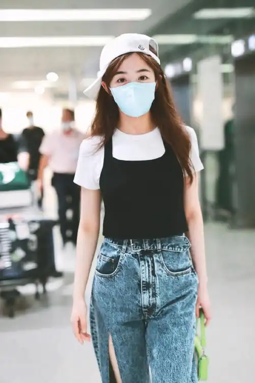 张含韵太有意思了牛仔裤划开80厘米反戴鸭舌帽俏皮十足