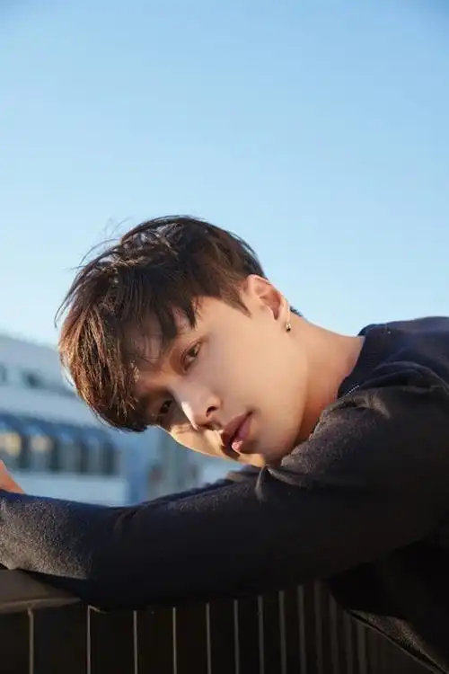 张艺兴携新专辑《namana》在美华丽出道