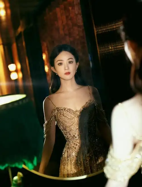 赵丽颖身穿鎏金亮钻裙,优雅又灵动:荣获第17届亚洲电影大奖!