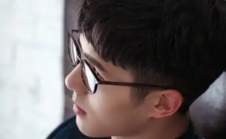 刘昊然侧脸到底有多帅,戴着眼镜怎么晃都不掉,你鼻子是有多高!