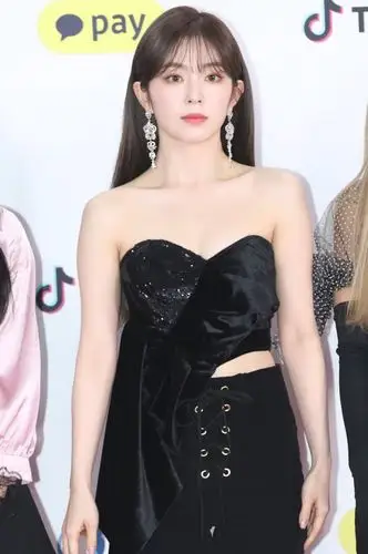 裴珠泫身穿黑色抹胸套装,展"冰美人"的气质,优雅又不失性感!
