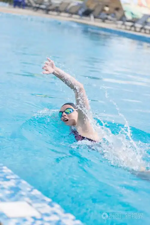 游泳自由泳样式的护目镜的女人照片-正版商用图片1j4833-摄图新视界