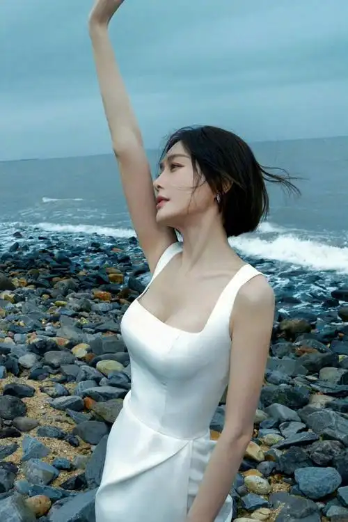 44岁的秦岚有多迷人,看完这套写真你就知道答案了|短发|礼裙|高开叉_