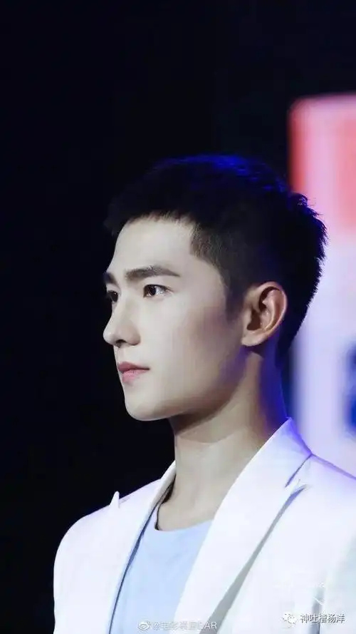 寸头是检验帅哥的标准 杨洋的寸头造型,就问你心动不心动