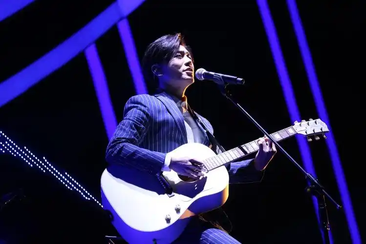 韦礼安加冕qq音乐巅峰盛典影视剧歌王 献唱《别说没爱过》感动全场