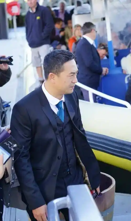 52岁张嘉译香港聚餐被拍,脸部圆润身材发福,手戴金戒指很豪气_演技