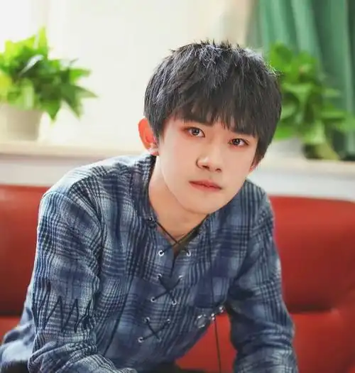 易烊千玺最新发型太喜欢了,微微卷 空气刘海,整个人又精致许多