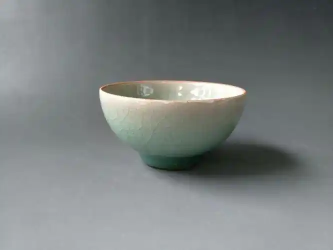 南宋     龙泉窑玻璃釉芒口杯