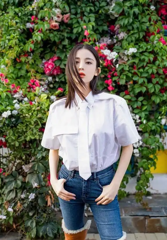 古力娜扎私服白色透视衬衫配吊带牛仔裤帅气不失性感身材超好