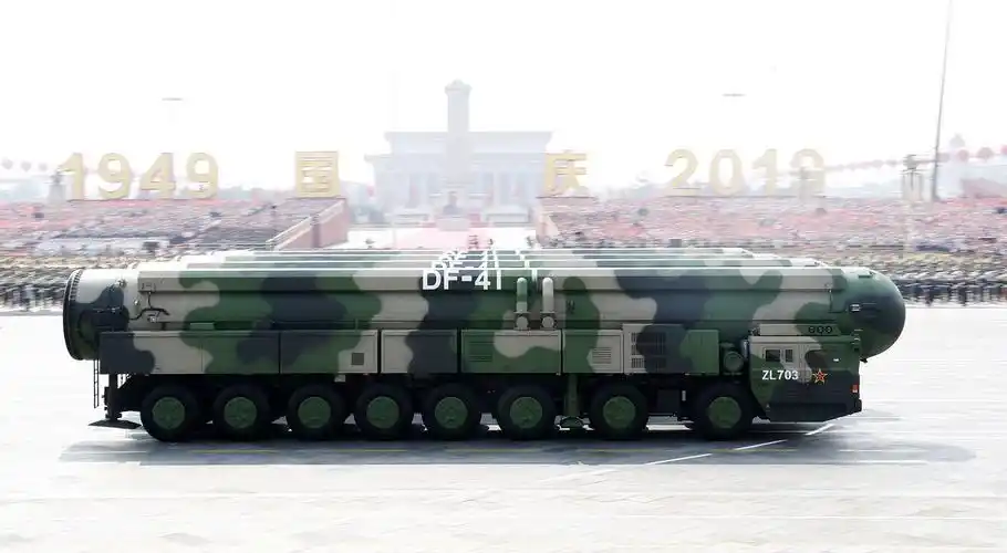 东风-41核导弹方队接受检阅.新华社记者 刘彬 摄