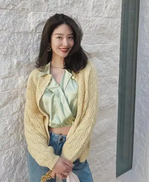 31岁杨采钰带火了一种复古穿搭露腰衬衫牛仔裤显瘦又洋气