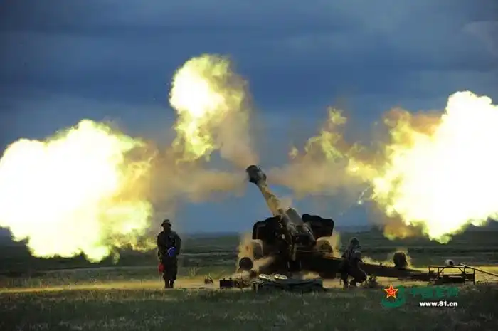 中国军方曝光多款火炮开炮瞬间 场景绚丽