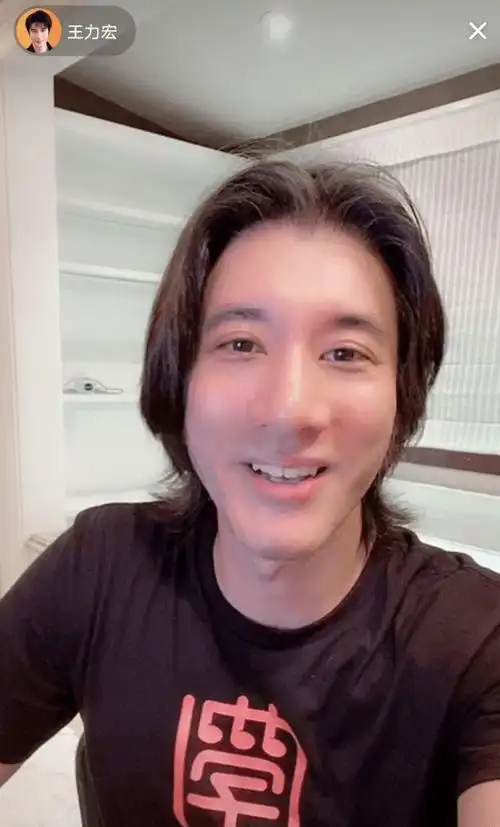 王力宏直播造型邋遢被调侃变流浪歌手60万人在线看二哥刮胡子
