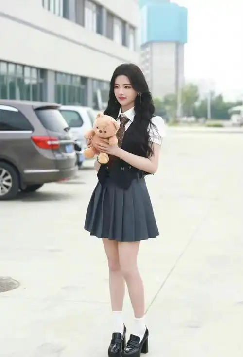 杨超越脱口秀大会造型黑色马甲叠穿白t配短裙甜美学院风