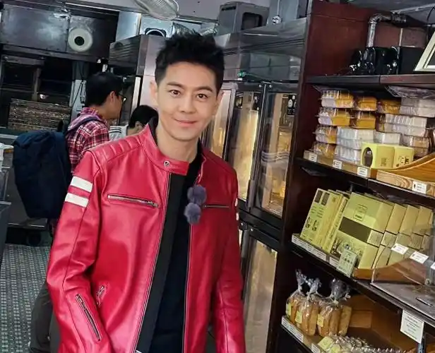 林志颖术后恢复良好,现身澳门饼店状态饱满,49岁少年感依旧_腾讯新闻