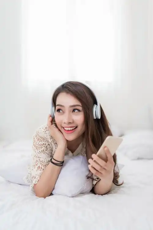 女人躺在床上听音乐美女手握花瓣唯美图片世界青年节青年节插画小清新