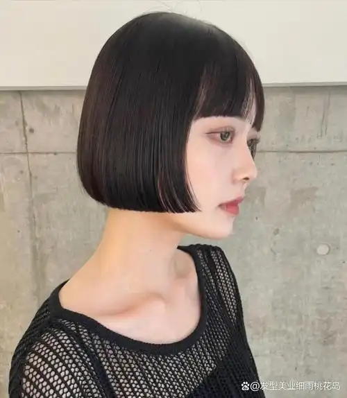 显露出细长的脖子,显高又显瘦,纯欲又非常的清爽,发型让头型看起来