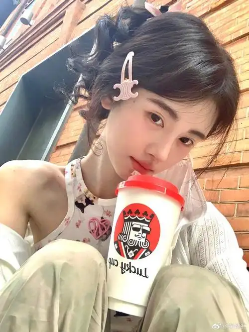 鞠婧祎梳齐刘海俏皮减龄 嘟嘴卖萌超可爱