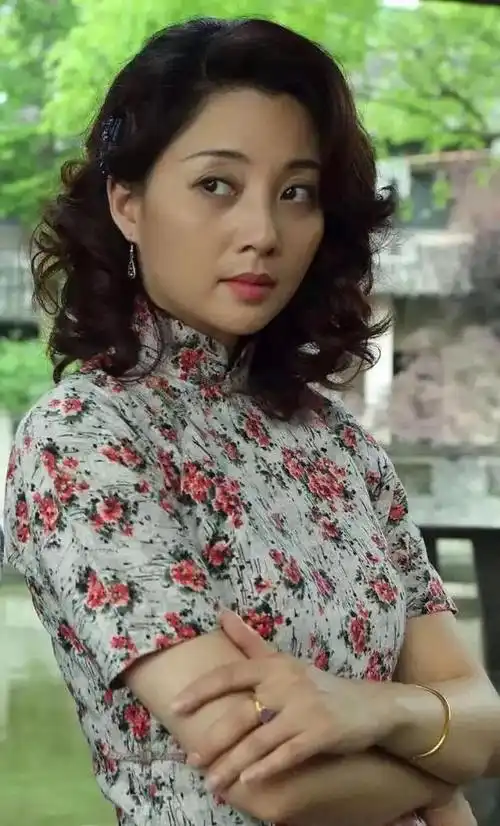 殷桃的牛事儿不只靠背影上热搜神秘情史才是她的重头戏