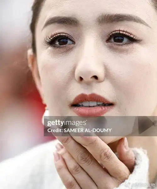 佟丽娅戛纳电影节外网生图,女神真的太美了,太爱她的这种真实的素颜照