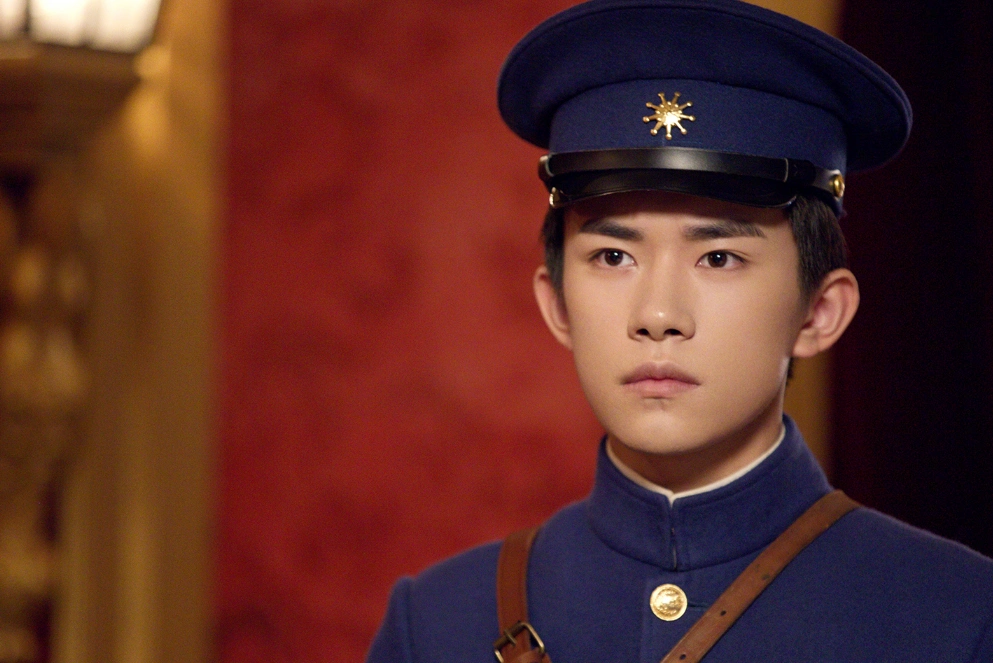 热血同行:易烊千玺打戏超帅,拔枪翻车笑场了,反差萌乐坏粉丝