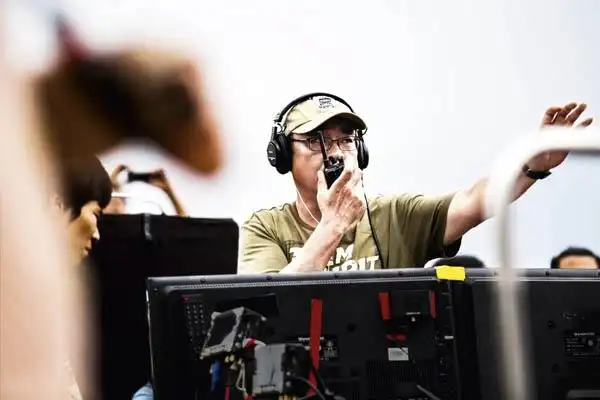 导演尔冬升工作照