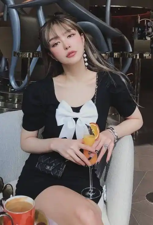 周扬青穿上修身小黑裙,肉肉身材越发藏不住!_裙子_显得_连衣裙