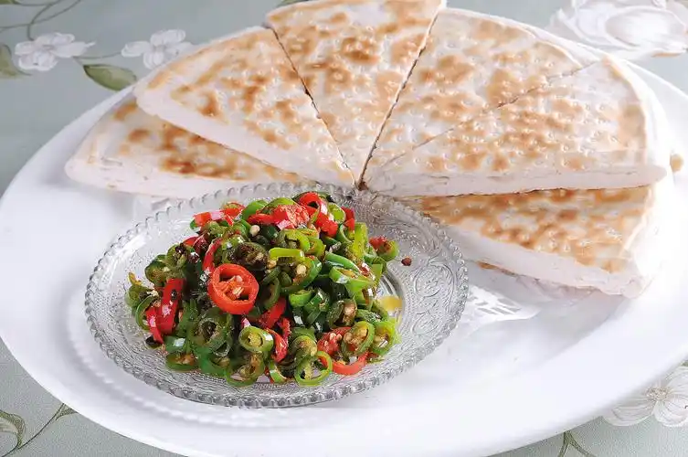 八,锅盔锅盔又叫锅魁,干馍,源于外婆给外孙贺弥月赠送礼品,后发展成为