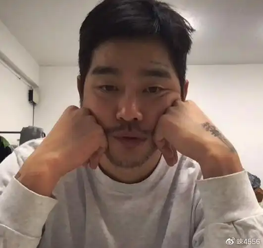 35岁刘亚仁与男友看画展二人穿情侣装示人完全不顾世俗眼光