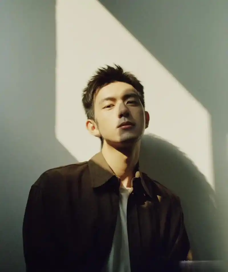 笙笙镜头下的李现,小姑娘好会拍,氛围感十足